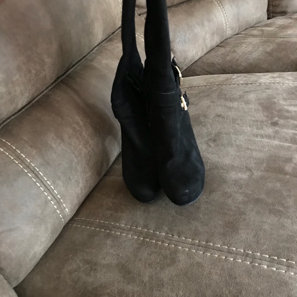 Beautiful black and Gold guess boots Suede
